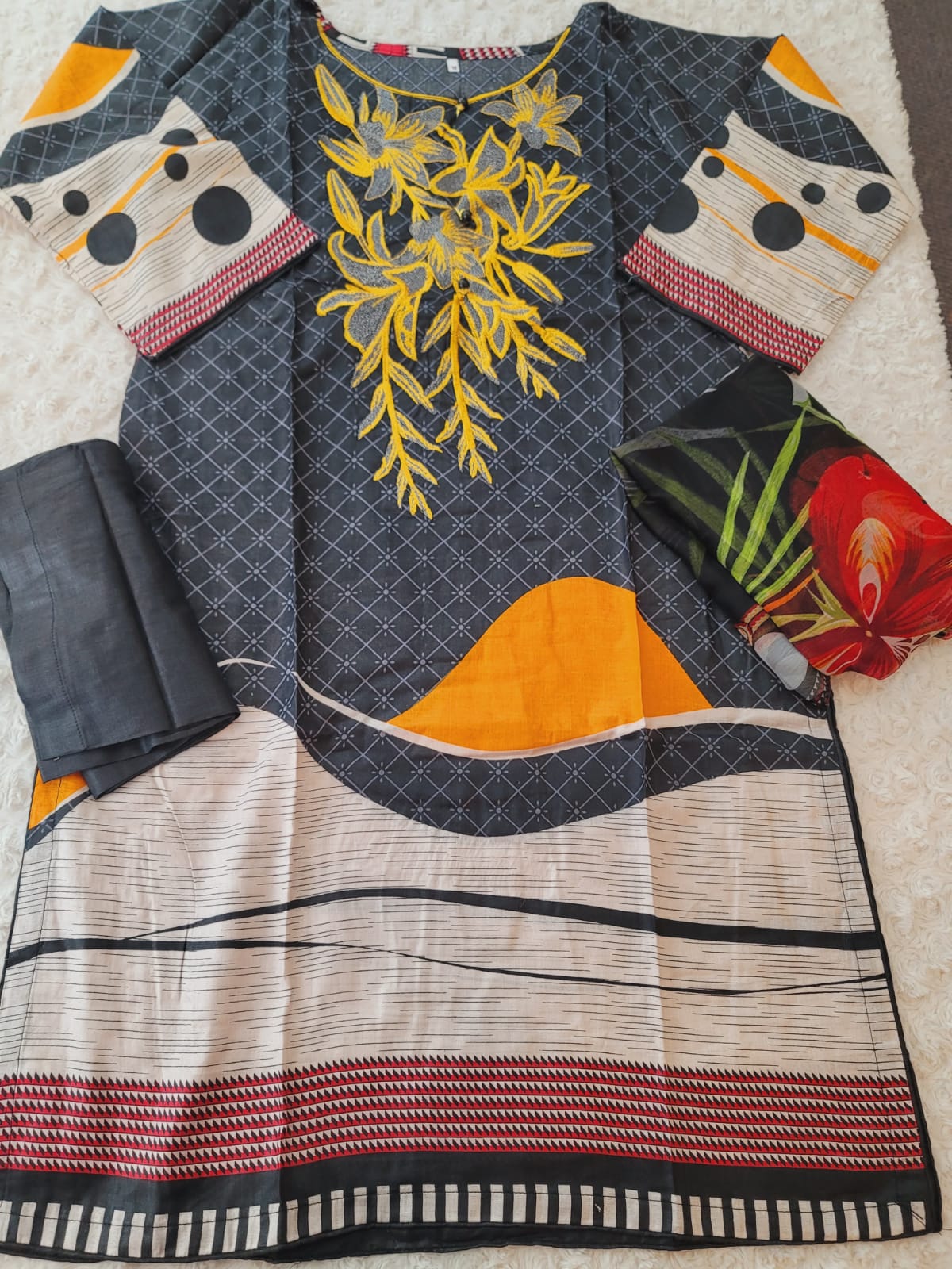 Pakistani lawn Embroidered Salwar kameez