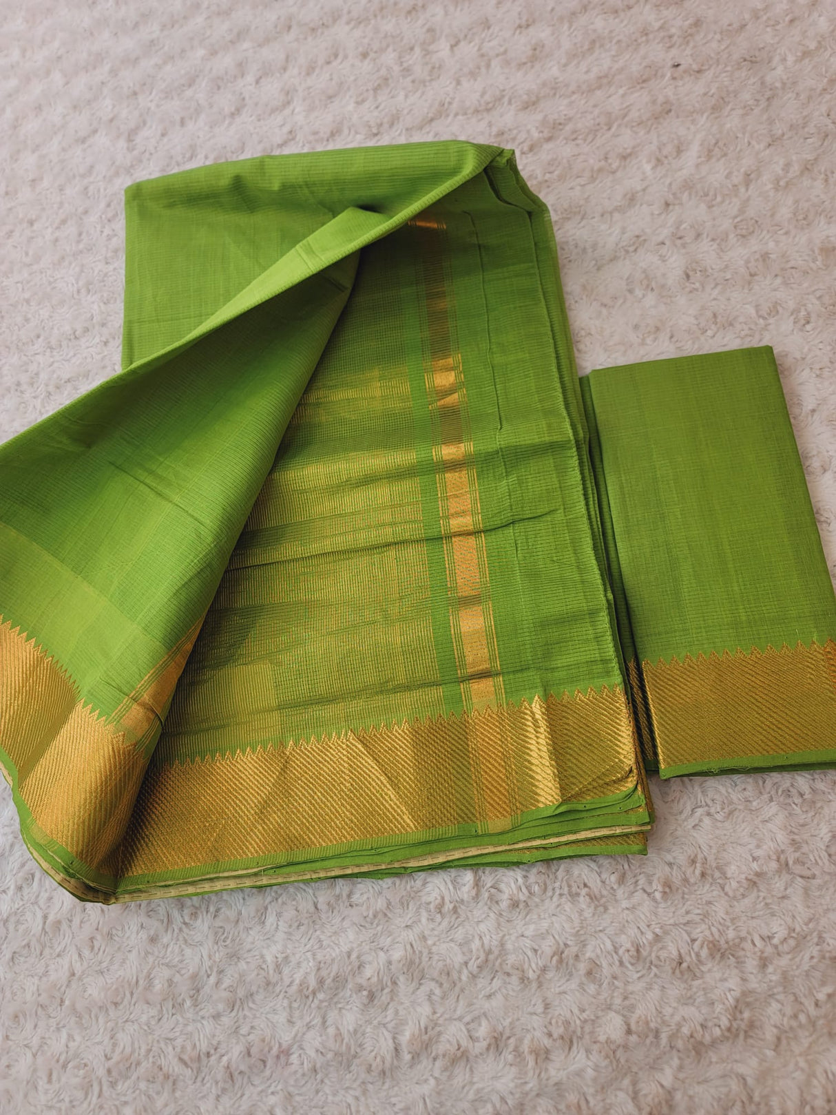 Cotton saree & blouse with zari par