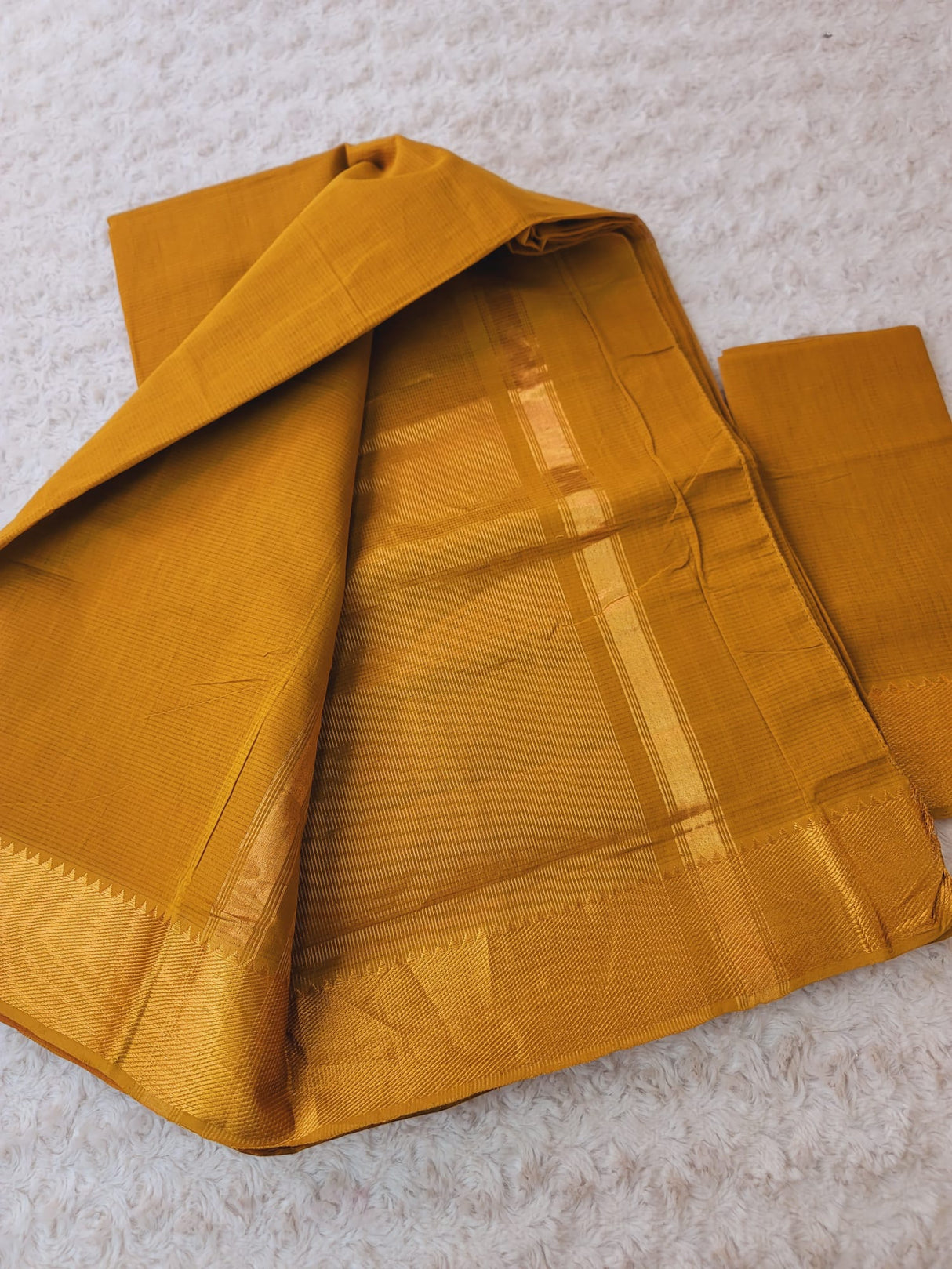 Cotton saree & blouse with zari par