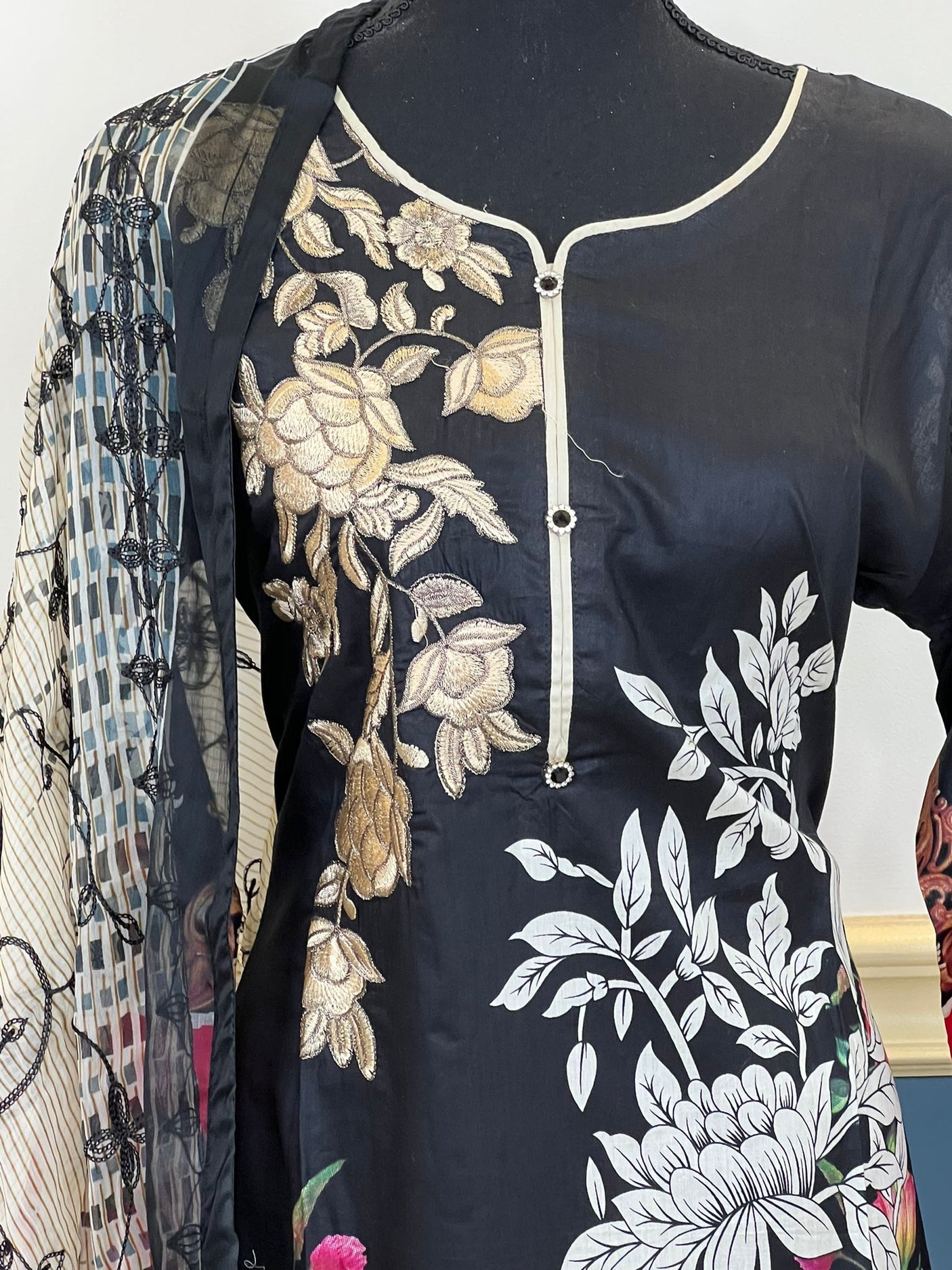 Pakistani Stitched Embroidered lawn Salwar kameez ready to ship