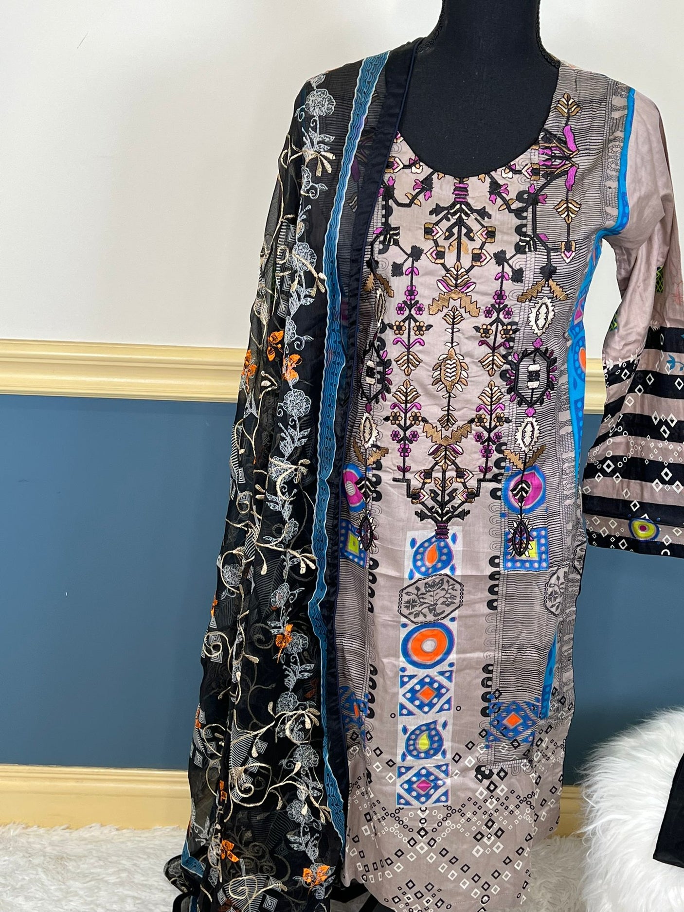 Pakistani Stitched Embroidered lawn Salwar kameez ready to ship