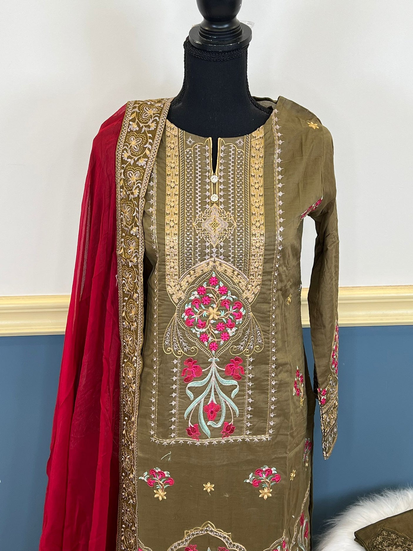 Pakistani Stitched Embroidered lawn Salwar kameez ready to ship