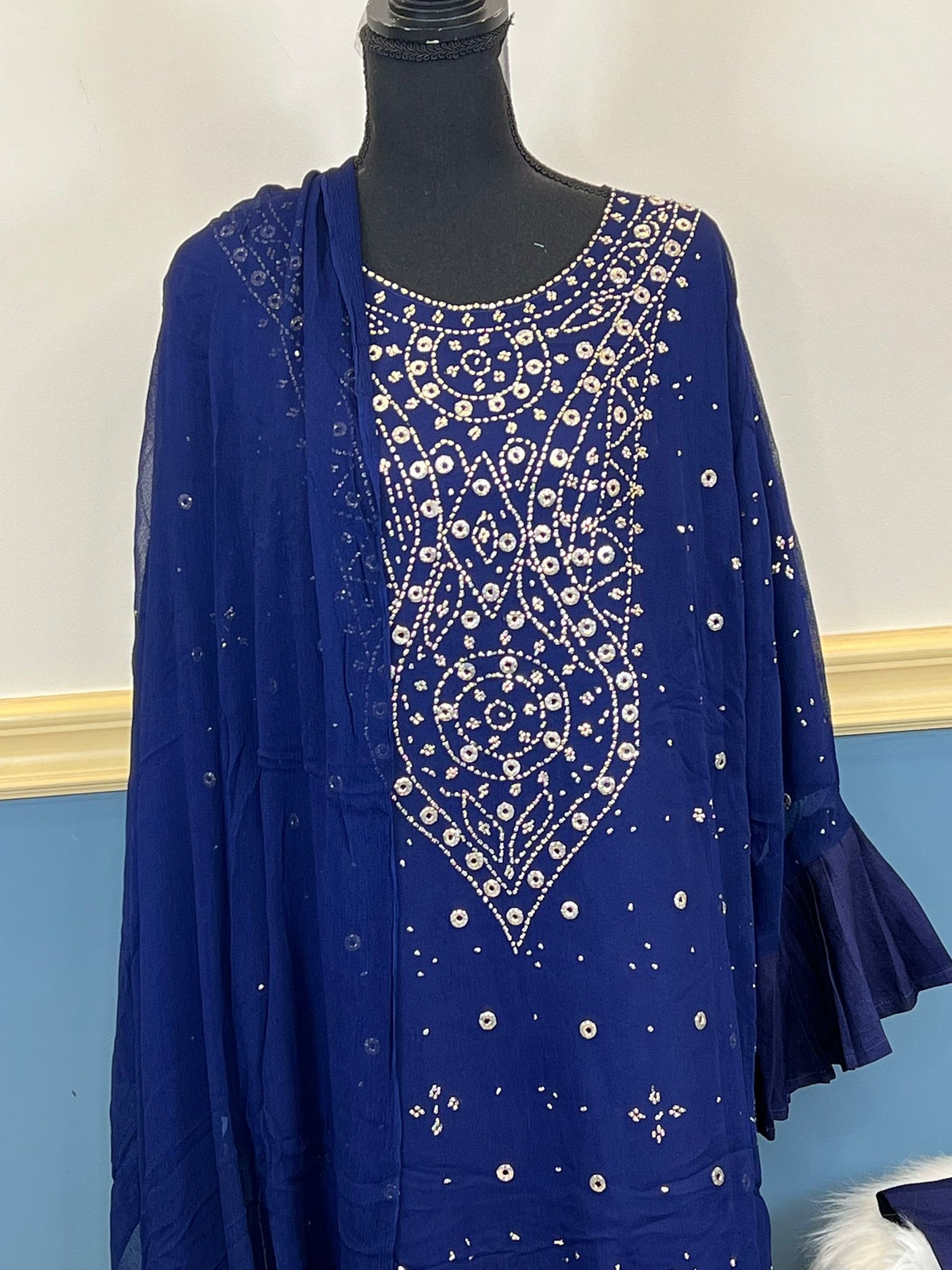 Pakistani Mukesh Salwer Jamison