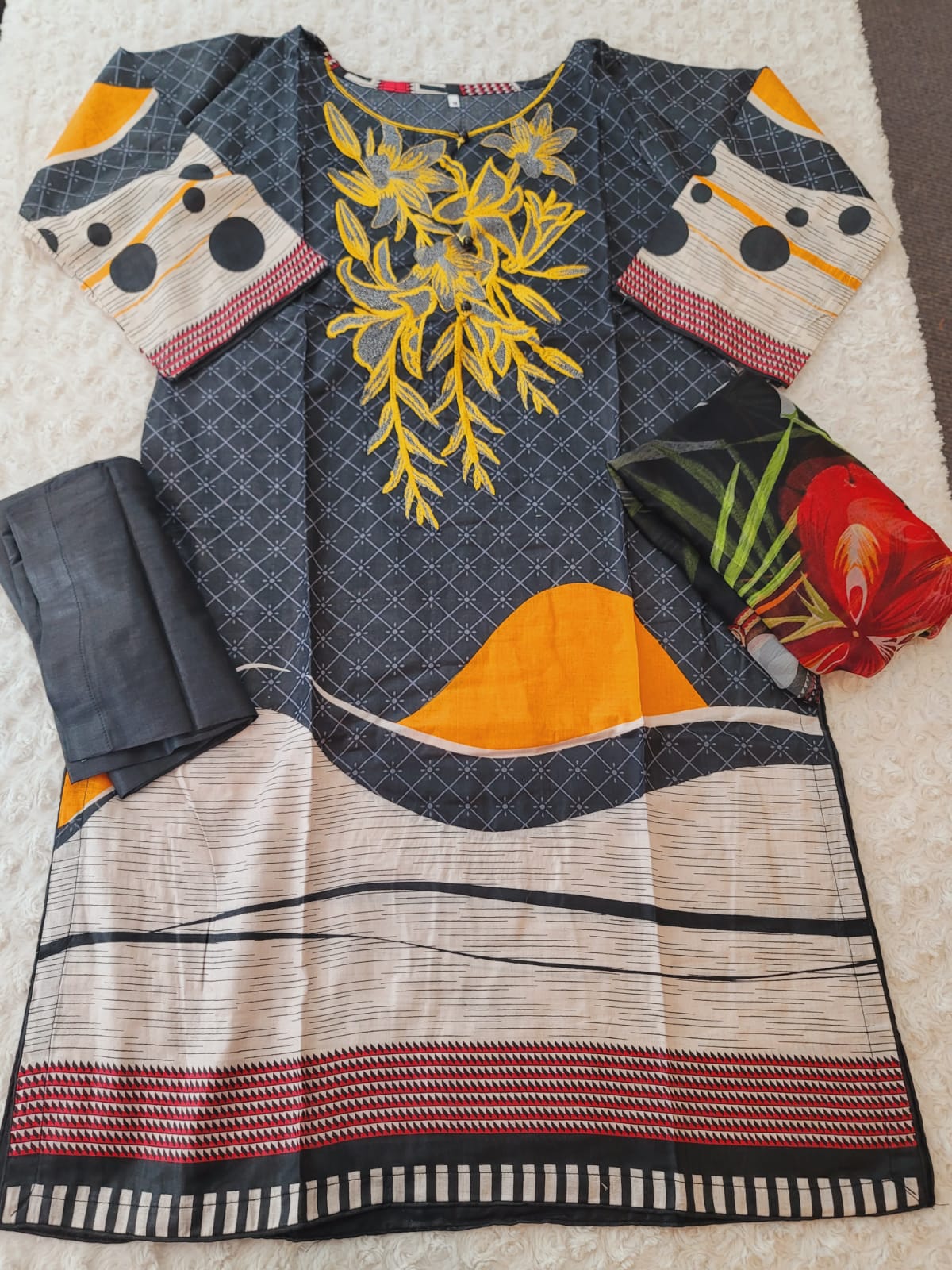 Pakistani lawn Embroidered Salwar kameez