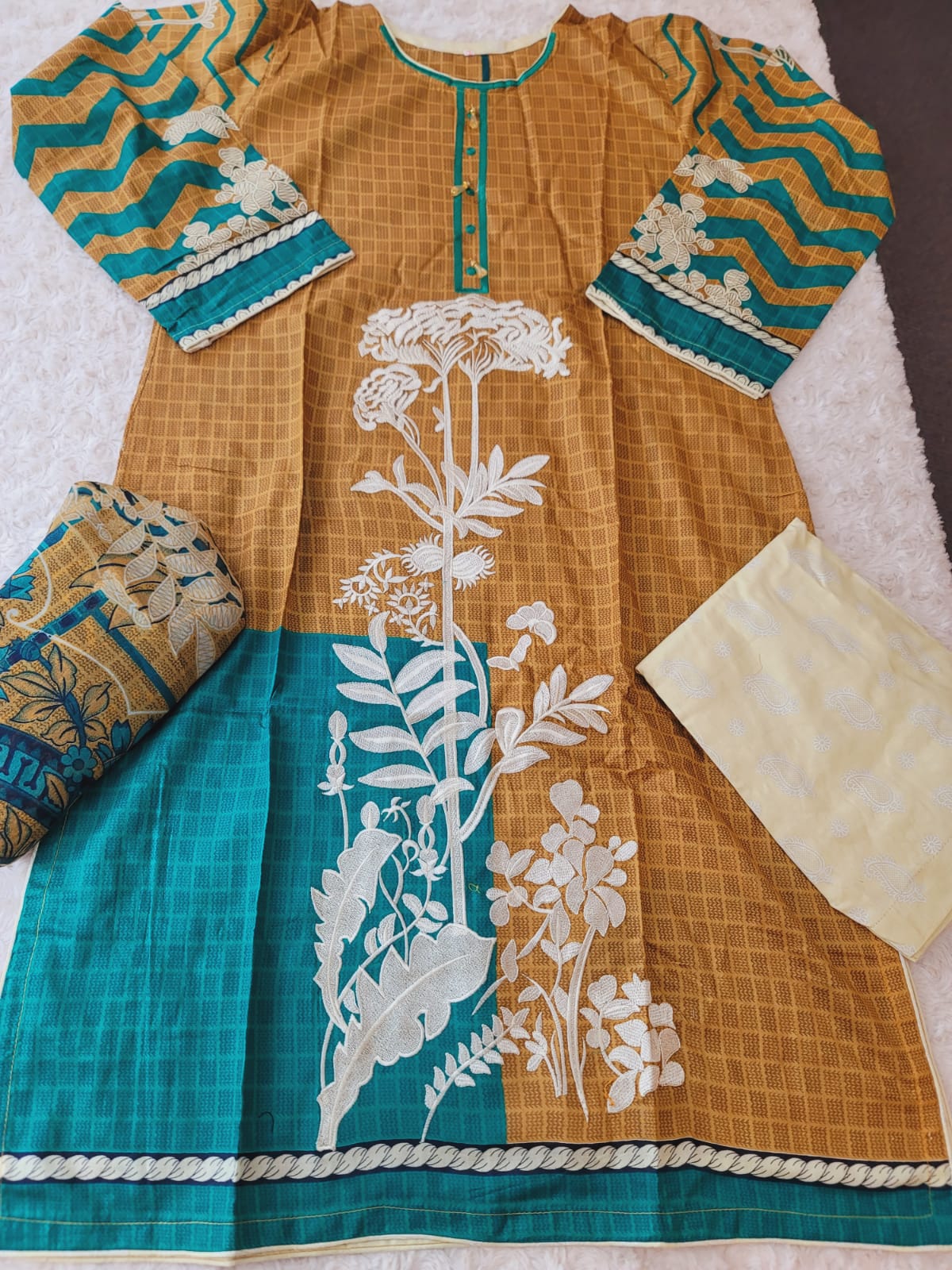 Pakistani lawn Embroidered Salwar kameez