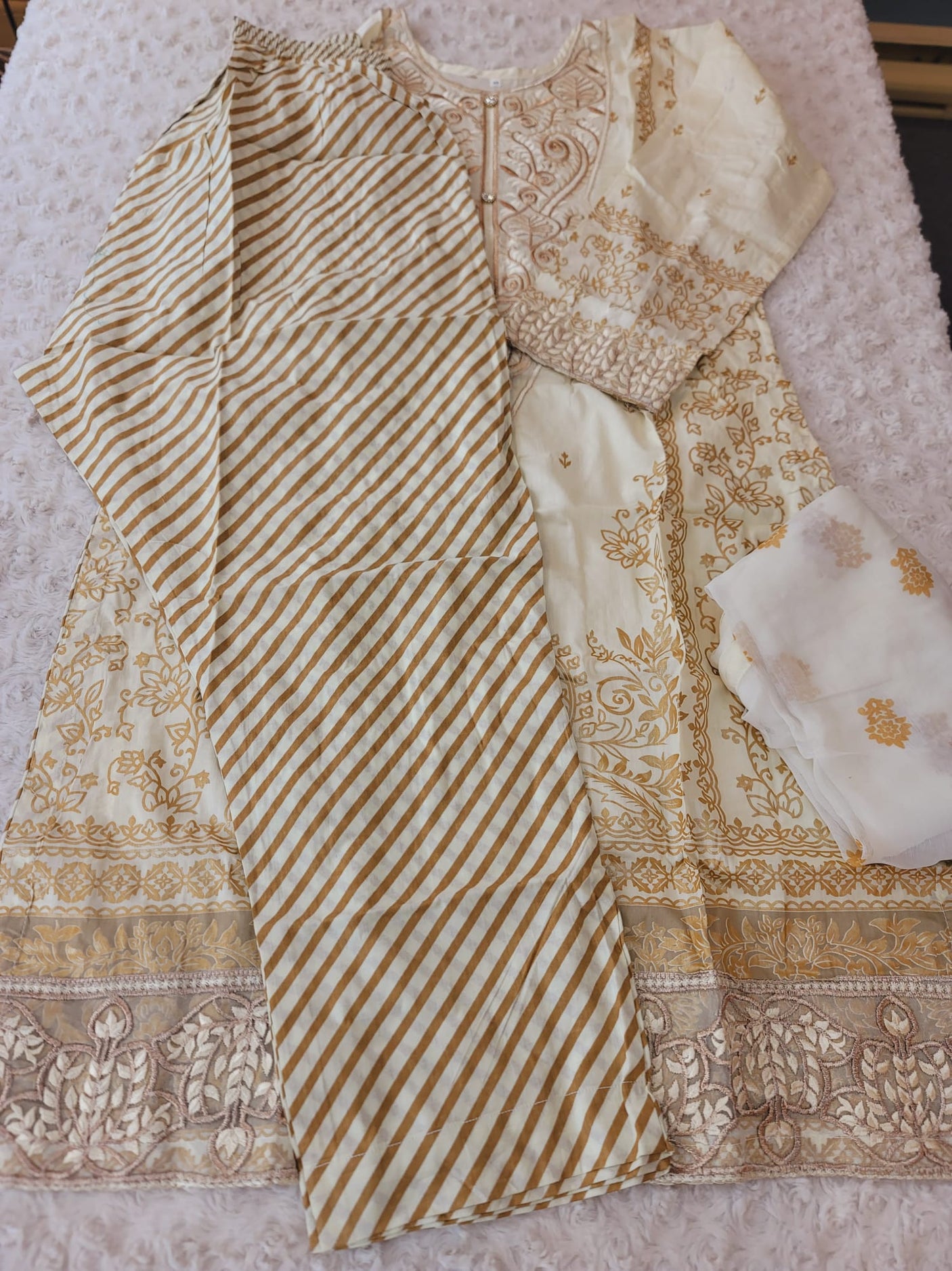 Pakistani Stitched lawn Embroidered Salwar kameez ready to ship