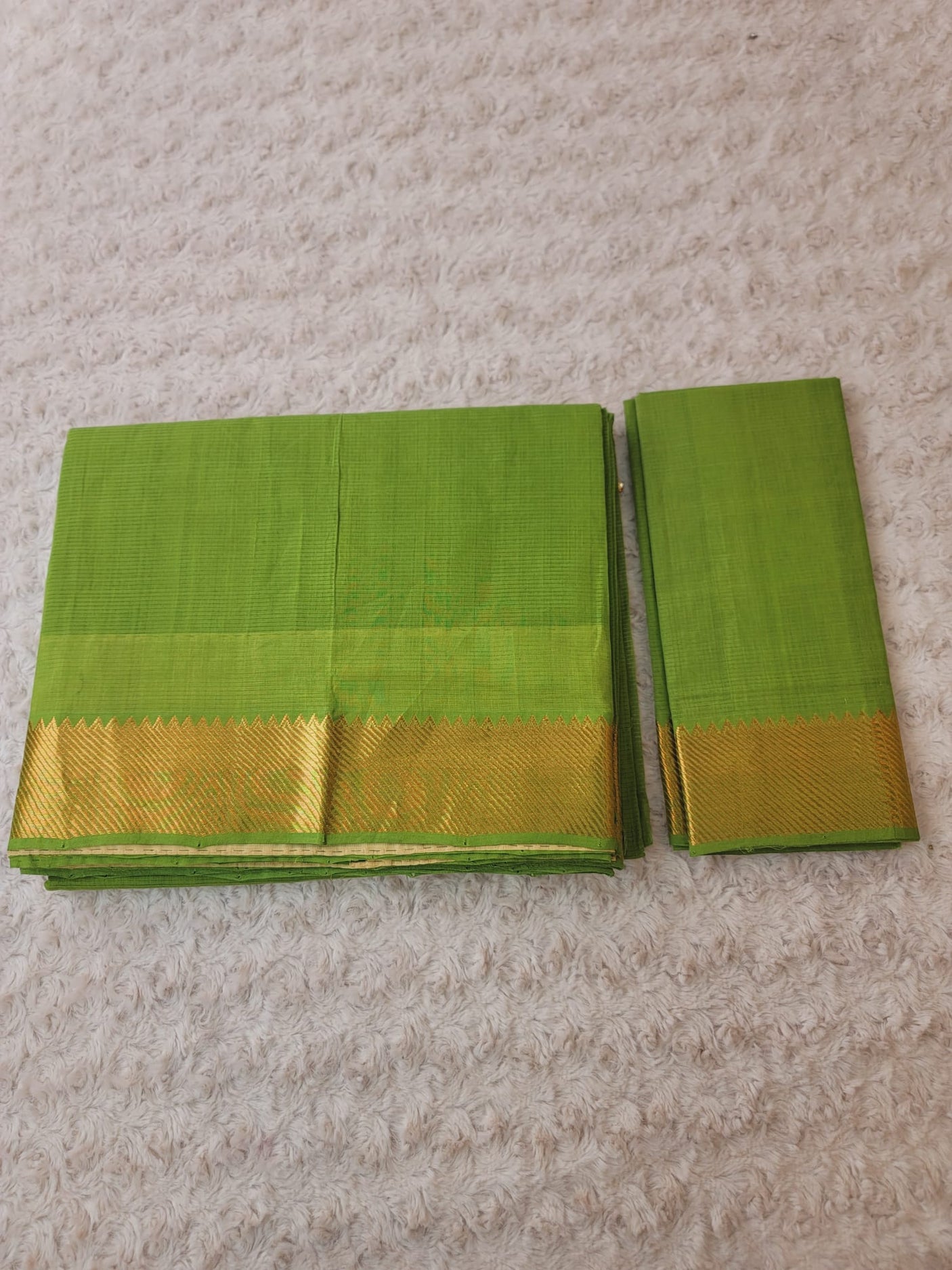 Cotton saree & blouse with zari par