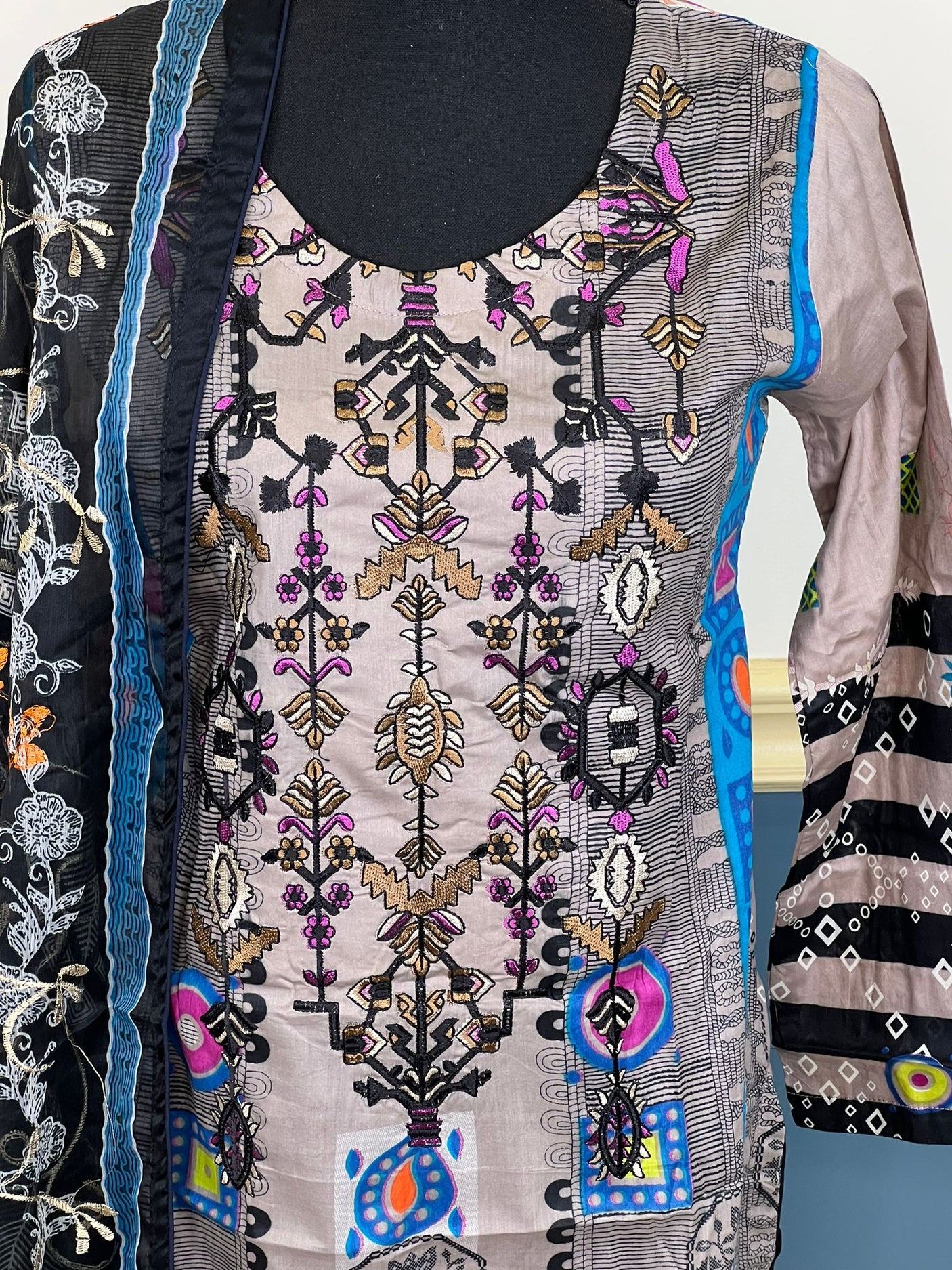 Pakistani Stitched Embroidered lawn Salwar kameez ready to ship