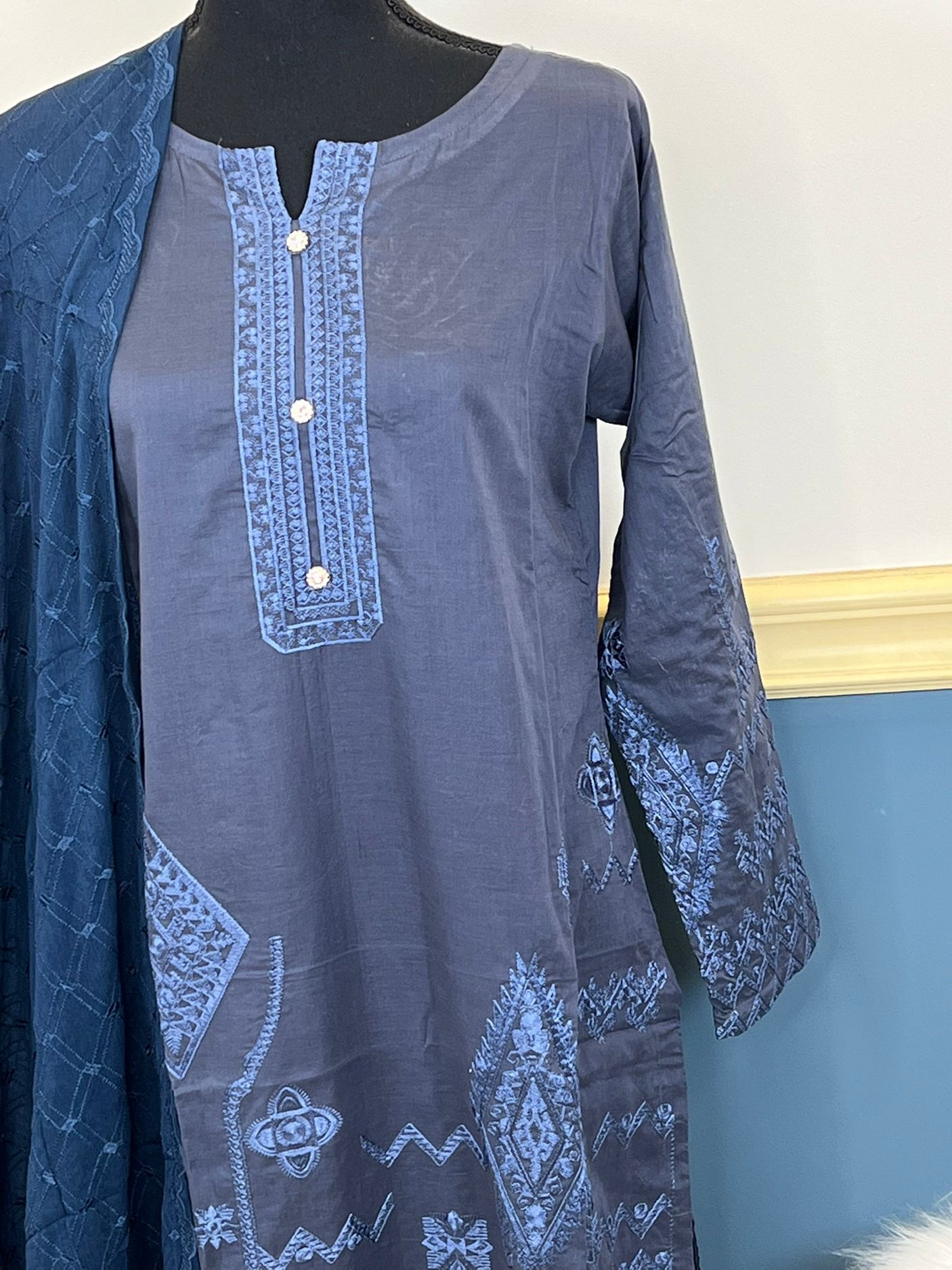 Pakistani Stitched Embroidered lawn Salwar kameez ready to ship